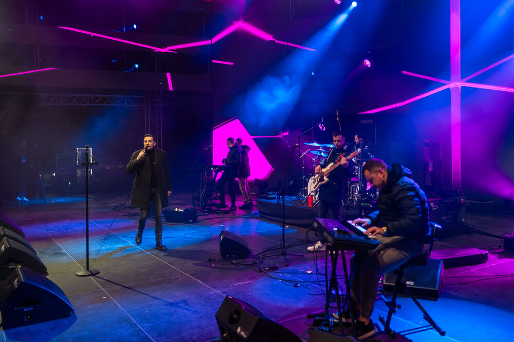 <p>Uz gromoglasne ovacije i horsko pjevanje, Rajović je napravio pravi opšti haos izvodeći svoje najveće hitove &ndash; "Usne boje vina", "Provokacija" i "Pomozite mi drugovi"</p>  <p>Trg Starog grada bio je ispunjen do posljednjeg mjesta, a emocija koja se širila među publikom učinila je da Budva te večeri diše kao jedno</p>