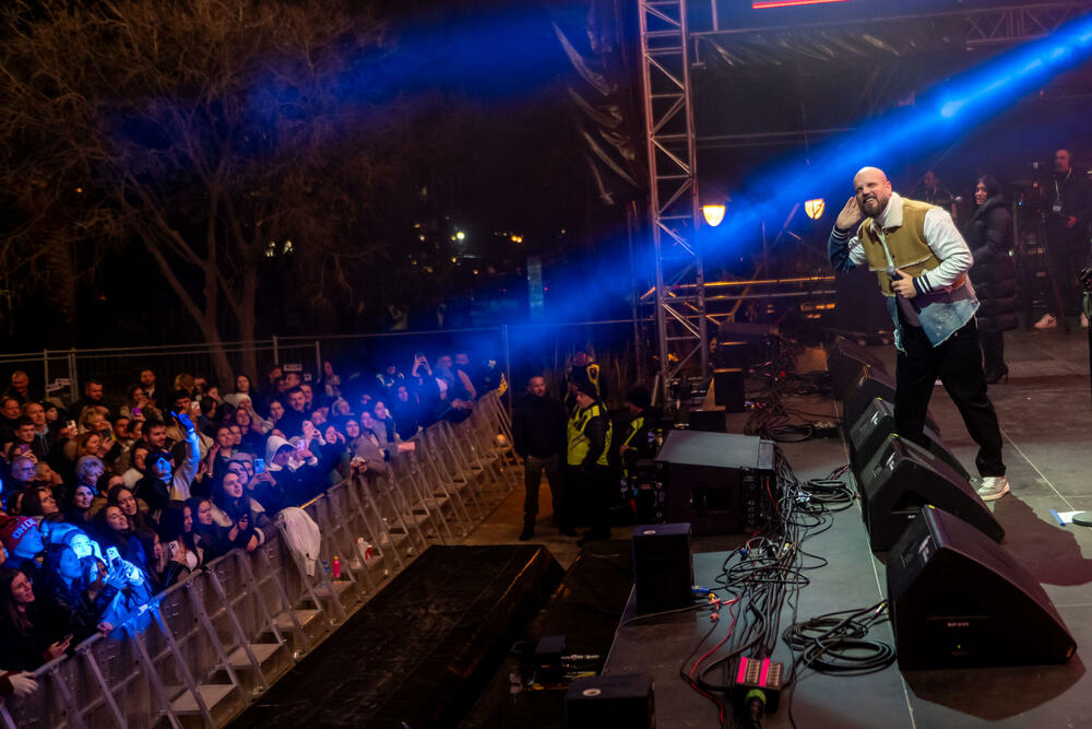 <p>Uz gromoglasne ovacije i horsko pjevanje, Rajović je napravio pravi opšti haos izvodeći svoje najveće hitove &ndash; "Usne boje vina", "Provokacija" i "Pomozite mi drugovi"</p>  <p>Trg Starog grada bio je ispunjen do posljednjeg mjesta, a emocija koja se širila među publikom učinila je da Budva te večeri diše kao jedno</p>