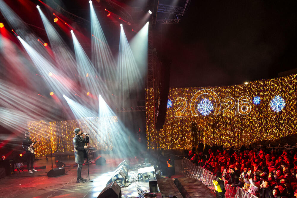 <p>Uz gromoglasne ovacije i horsko pjevanje, Rajović je napravio pravi opšti haos izvodeći svoje najveće hitove &ndash; "Usne boje vina", "Provokacija" i "Pomozite mi drugovi"</p>  <p>Trg Starog grada bio je ispunjen do posljednjeg mjesta, a emocija koja se širila među publikom učinila je da Budva te večeri diše kao jedno</p>
