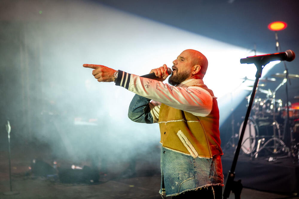 <p>Uz gromoglasne ovacije i horsko pjevanje, Rajović je napravio pravi opšti haos izvodeći svoje najveće hitove &ndash; "Usne boje vina", "Provokacija" i "Pomozite mi drugovi"</p>  <p>Trg Starog grada bio je ispunjen do posljednjeg mjesta, a emocija koja se širila među publikom učinila je da Budva te večeri diše kao jedno</p>