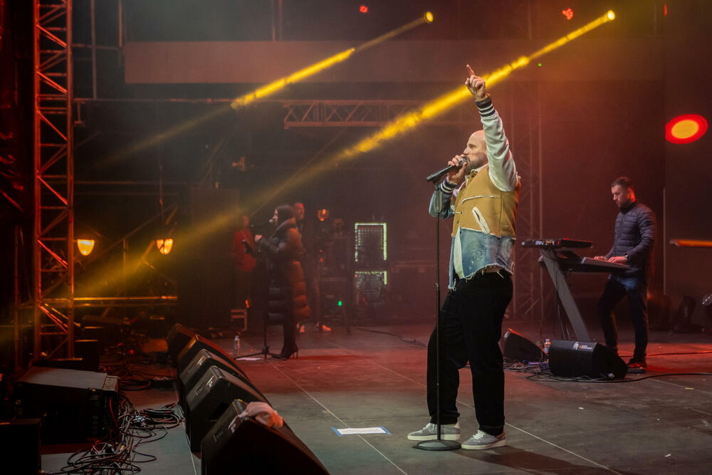 <p>Uz gromoglasne ovacije i horsko pjevanje, Rajović je napravio pravi opšti haos izvodeći svoje najveće hitove &ndash; "Usne boje vina", "Provokacija" i "Pomozite mi drugovi"</p>  <p>Trg Starog grada bio je ispunjen do posljednjeg mjesta, a emocija koja se širila među publikom učinila je da Budva te večeri diše kao jedno</p>