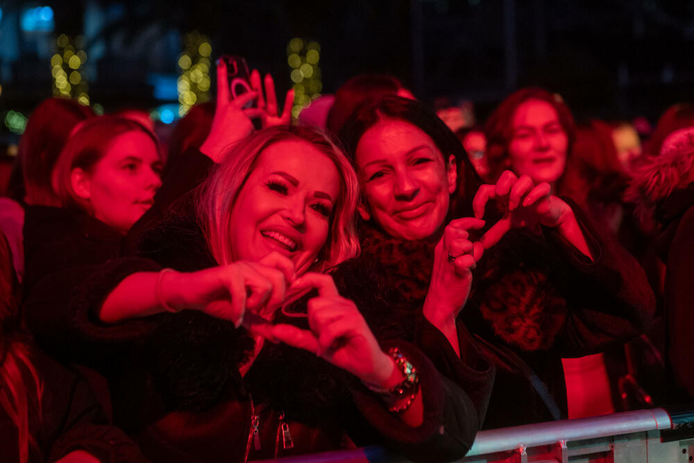 <p>Uz gromoglasne ovacije i horsko pjevanje, Rajović je napravio pravi opšti haos izvodeći svoje najveće hitove &ndash; "Usne boje vina", "Provokacija" i "Pomozite mi drugovi"</p>  <p>Trg Starog grada bio je ispunjen do posljednjeg mjesta, a emocija koja se širila među publikom učinila je da Budva te večeri diše kao jedno</p>