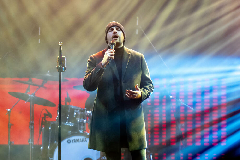 <p>Uz gromoglasne ovacije i horsko pjevanje, Rajović je napravio pravi opšti haos izvodeći svoje najveće hitove &ndash; "Usne boje vina", "Provokacija" i "Pomozite mi drugovi"</p>  <p>Trg Starog grada bio je ispunjen do posljednjeg mjesta, a emocija koja se širila među publikom učinila je da Budva te večeri diše kao jedno</p>