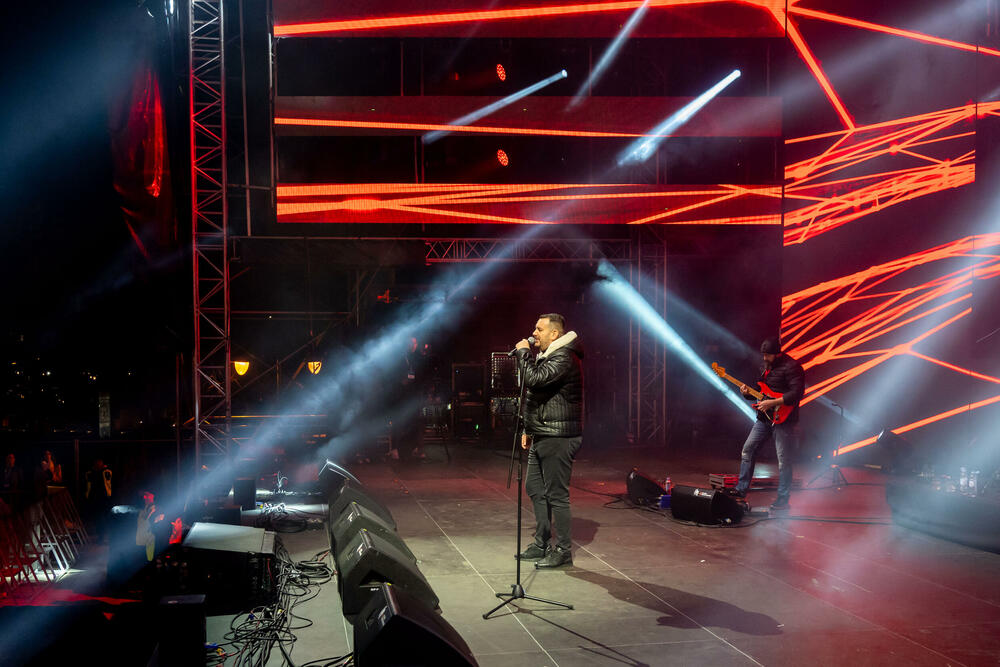 <p>Uz gromoglasne ovacije i horsko pjevanje, Rajović je napravio pravi opšti haos izvodeći svoje najveće hitove &ndash; "Usne boje vina", "Provokacija" i "Pomozite mi drugovi"</p>  <p>Trg Starog grada bio je ispunjen do posljednjeg mjesta, a emocija koja se širila među publikom učinila je da Budva te večeri diše kao jedno</p>