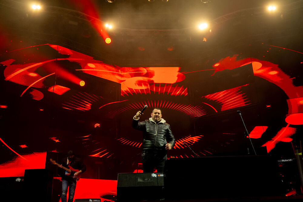 <p>Uz gromoglasne ovacije i horsko pjevanje, Rajović je napravio pravi opšti haos izvodeći svoje najveće hitove &ndash; "Usne boje vina", "Provokacija" i "Pomozite mi drugovi"</p>  <p>Trg Starog grada bio je ispunjen do posljednjeg mjesta, a emocija koja se širila među publikom učinila je da Budva te večeri diše kao jedno</p>