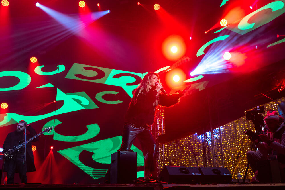 <p>Uz gromoglasne ovacije i horsko pjevanje, Rajović je napravio pravi opšti haos izvodeći svoje najveće hitove &ndash; "Usne boje vina", "Provokacija" i "Pomozite mi drugovi"</p>  <p>Trg Starog grada bio je ispunjen do posljednjeg mjesta, a emocija koja se širila među publikom učinila je da Budva te večeri diše kao jedno</p>