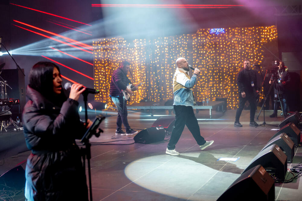 <p>Uz gromoglasne ovacije i horsko pjevanje, Rajović je napravio pravi opšti haos izvodeći svoje najveće hitove &ndash; "Usne boje vina", "Provokacija" i "Pomozite mi drugovi"</p>  <p>Trg Starog grada bio je ispunjen do posljednjeg mjesta, a emocija koja se širila među publikom učinila je da Budva te večeri diše kao jedno</p>