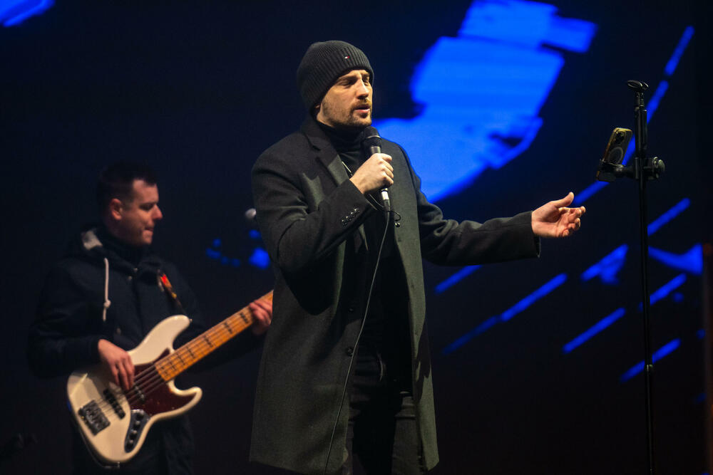 <p>Uz gromoglasne ovacije i horsko pjevanje, Rajović je napravio pravi opšti haos izvodeći svoje najveće hitove &ndash; "Usne boje vina", "Provokacija" i "Pomozite mi drugovi"</p>  <p>Trg Starog grada bio je ispunjen do posljednjeg mjesta, a emocija koja se širila među publikom učinila je da Budva te večeri diše kao jedno</p>