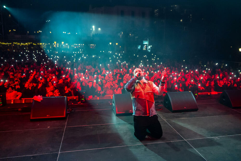 <p>Uz gromoglasne ovacije i horsko pjevanje, Rajović je napravio pravi opšti haos izvodeći svoje najveće hitove &ndash; "Usne boje vina", "Provokacija" i "Pomozite mi drugovi"</p>  <p>Trg Starog grada bio je ispunjen do posljednjeg mjesta, a emocija koja se širila među publikom učinila je da Budva te večeri diše kao jedno</p>