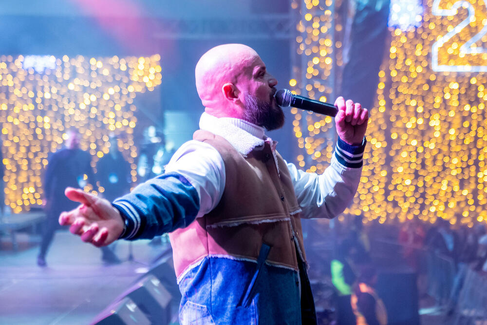 <p>Uz gromoglasne ovacije i horsko pjevanje, Rajović je napravio pravi opšti haos izvodeći svoje najveće hitove &ndash; "Usne boje vina", "Provokacija" i "Pomozite mi drugovi"</p>  <p>Trg Starog grada bio je ispunjen do posljednjeg mjesta, a emocija koja se širila među publikom učinila je da Budva te večeri diše kao jedno</p>