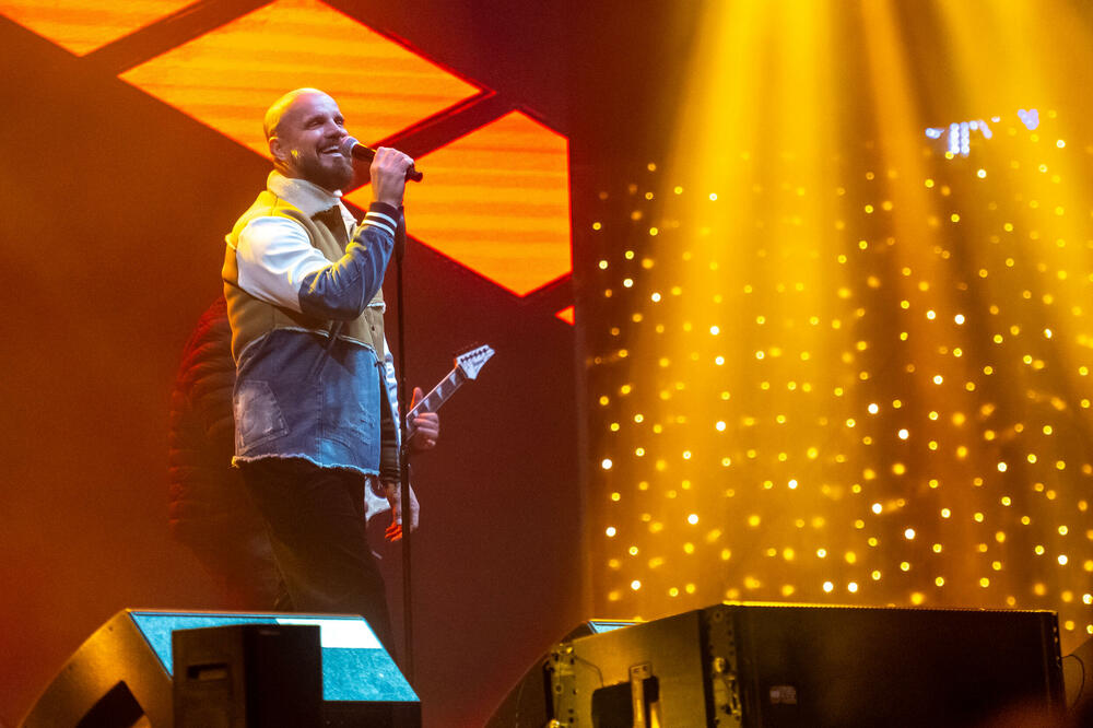 <p>Uz gromoglasne ovacije i horsko pjevanje, Rajović je napravio pravi opšti haos izvodeći svoje najveće hitove &ndash; "Usne boje vina", "Provokacija" i "Pomozite mi drugovi"</p>  <p>Trg Starog grada bio je ispunjen do posljednjeg mjesta, a emocija koja se širila među publikom učinila je da Budva te večeri diše kao jedno</p>