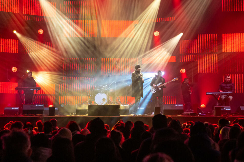 <p>Uz gromoglasne ovacije i horsko pjevanje, Rajović je napravio pravi opšti haos izvodeći svoje najveće hitove &ndash; "Usne boje vina", "Provokacija" i "Pomozite mi drugovi"</p>  <p>Trg Starog grada bio je ispunjen do posljednjeg mjesta, a emocija koja se širila među publikom učinila je da Budva te večeri diše kao jedno</p>