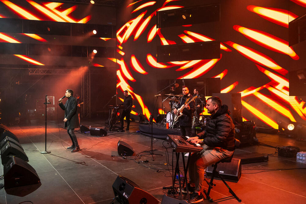 <p>Uz gromoglasne ovacije i horsko pjevanje, Rajović je napravio pravi opšti haos izvodeći svoje najveće hitove &ndash; "Usne boje vina", "Provokacija" i "Pomozite mi drugovi"</p>  <p>Trg Starog grada bio je ispunjen do posljednjeg mjesta, a emocija koja se širila među publikom učinila je da Budva te večeri diše kao jedno</p>