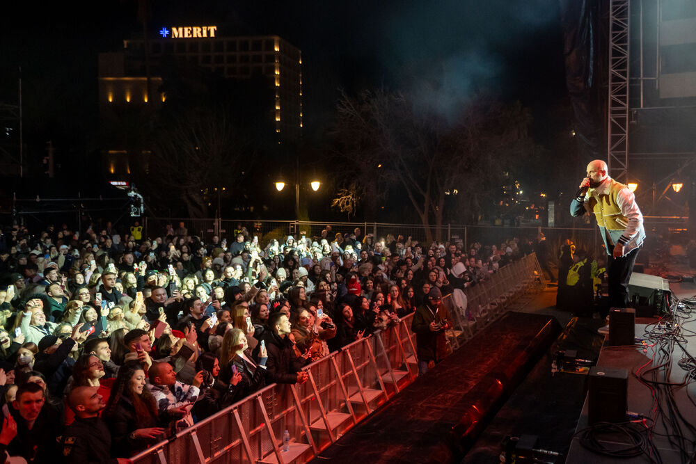 <p>Uz gromoglasne ovacije i horsko pjevanje, Rajović je napravio pravi opšti haos izvodeći svoje najveće hitove &ndash; "Usne boje vina", "Provokacija" i "Pomozite mi drugovi"</p>  <p>Trg Starog grada bio je ispunjen do posljednjeg mjesta, a emocija koja se širila među publikom učinila je da Budva te večeri diše kao jedno</p>