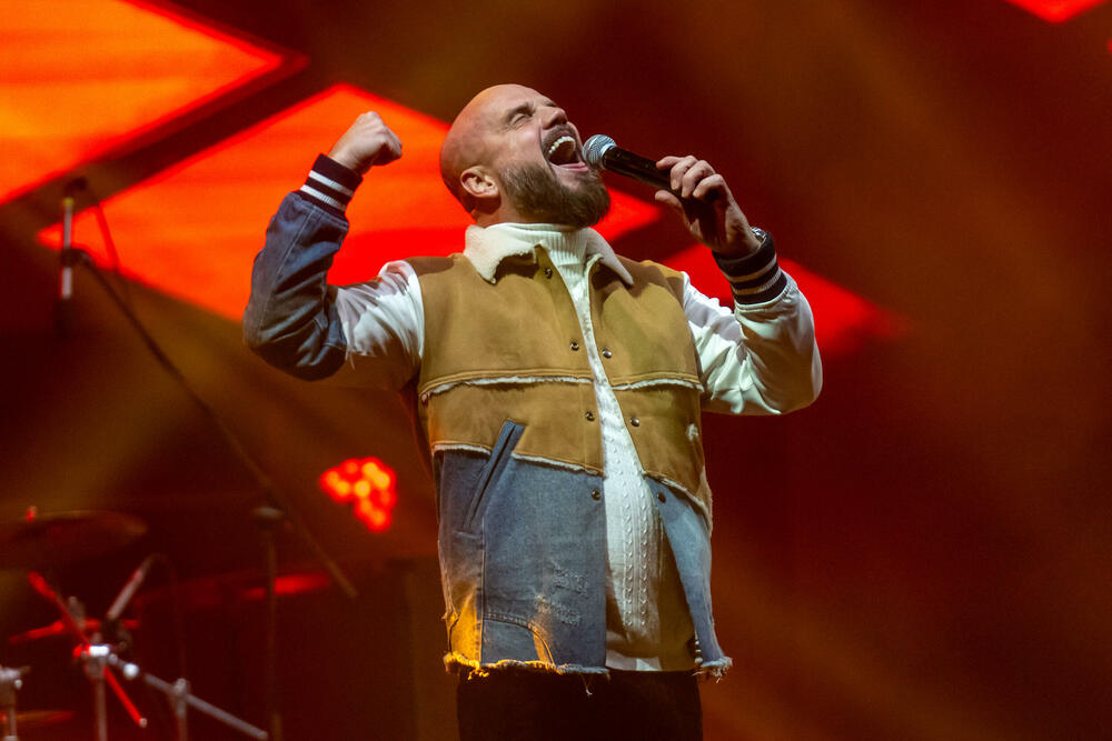 <p>Uz gromoglasne ovacije i horsko pjevanje, Rajović je napravio pravi opšti haos izvodeći svoje najveće hitove &ndash; "Usne boje vina", "Provokacija" i "Pomozite mi drugovi"</p>  <p>Trg Starog grada bio je ispunjen do posljednjeg mjesta, a emocija koja se širila među publikom učinila je da Budva te večeri diše kao jedno</p>