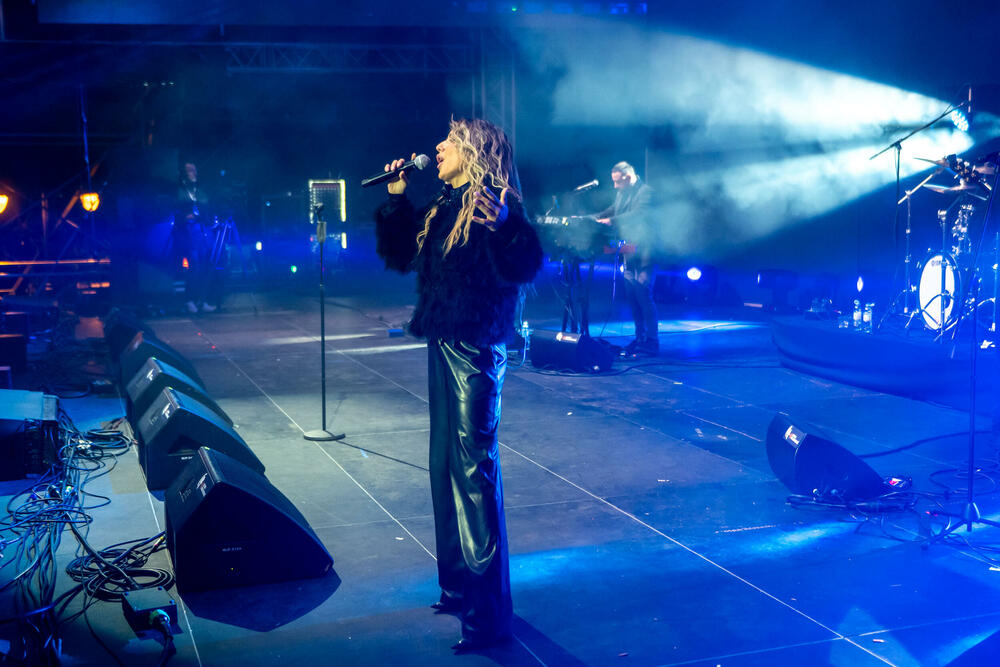 <p>Uz gromoglasne ovacije i horsko pjevanje, Rajović je napravio pravi opšti haos izvodeći svoje najveće hitove &ndash; "Usne boje vina", "Provokacija" i "Pomozite mi drugovi"</p>  <p>Trg Starog grada bio je ispunjen do posljednjeg mjesta, a emocija koja se širila među publikom učinila je da Budva te večeri diše kao jedno</p>