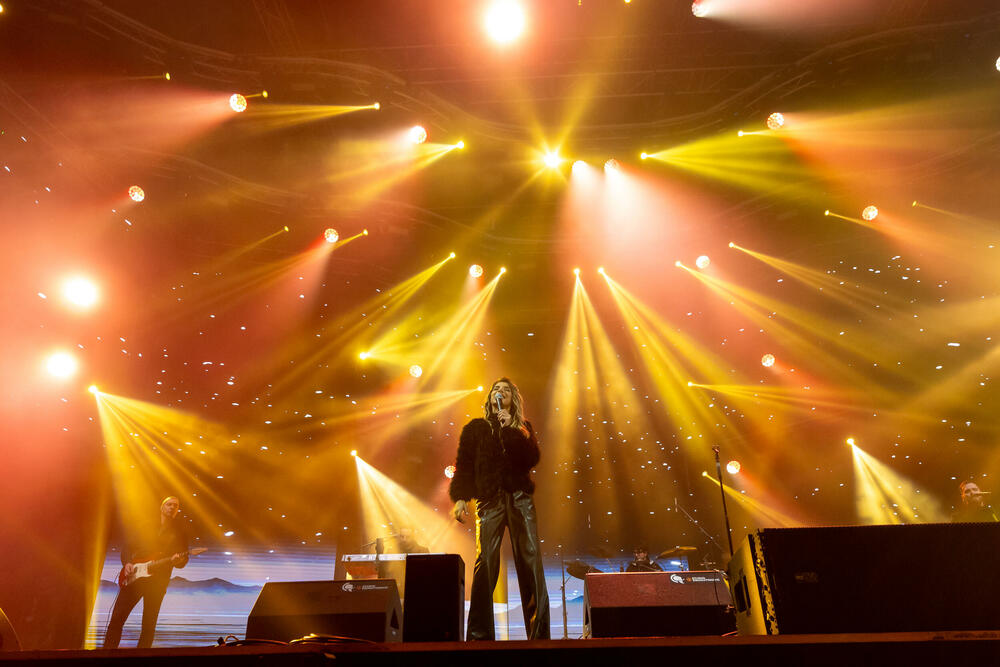 <p>Uz gromoglasne ovacije i horsko pjevanje, Rajović je napravio pravi opšti haos izvodeći svoje najveće hitove &ndash; "Usne boje vina", "Provokacija" i "Pomozite mi drugovi"</p>  <p>Trg Starog grada bio je ispunjen do posljednjeg mjesta, a emocija koja se širila među publikom učinila je da Budva te večeri diše kao jedno</p>