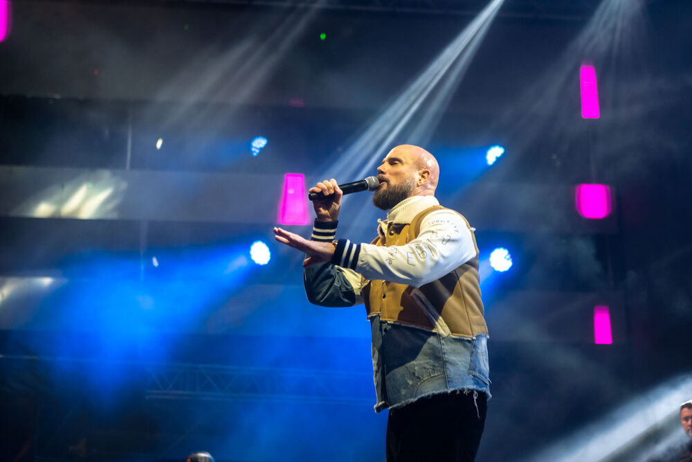 <p>Uz gromoglasne ovacije i horsko pjevanje, Rajović je napravio pravi opšti haos izvodeći svoje najveće hitove &ndash; "Usne boje vina", "Provokacija" i "Pomozite mi drugovi"</p>  <p>Trg Starog grada bio je ispunjen do posljednjeg mjesta, a emocija koja se širila među publikom učinila je da Budva te večeri diše kao jedno</p>