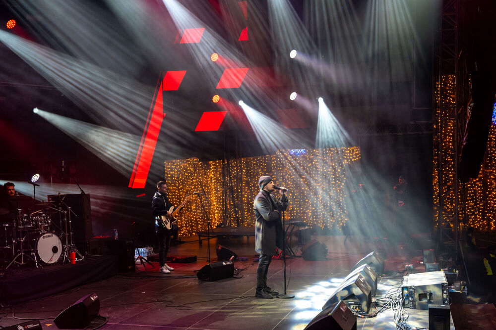 <p>Uz gromoglasne ovacije i horsko pjevanje, Rajović je napravio pravi opšti haos izvodeći svoje najveće hitove &ndash; "Usne boje vina", "Provokacija" i "Pomozite mi drugovi"</p>  <p>Trg Starog grada bio je ispunjen do posljednjeg mjesta, a emocija koja se širila među publikom učinila je da Budva te večeri diše kao jedno</p>