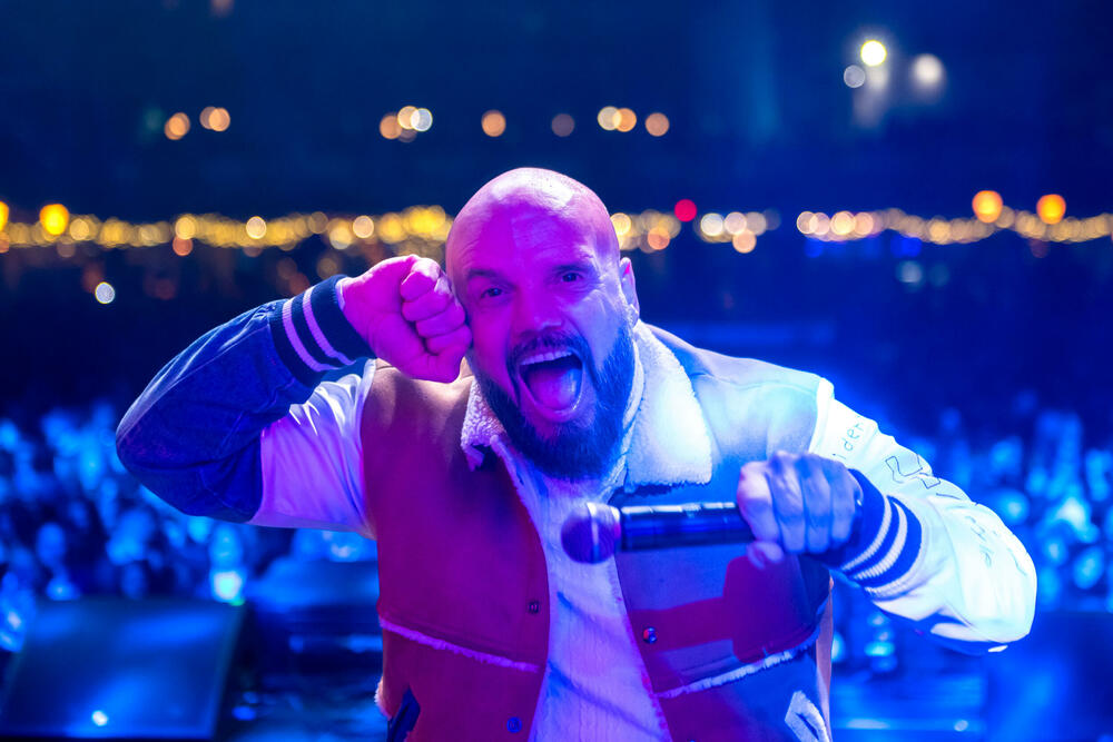 <p>Uz gromoglasne ovacije i horsko pjevanje, Rajović je napravio pravi opšti haos izvodeći svoje najveće hitove &ndash; "Usne boje vina", "Provokacija" i "Pomozite mi drugovi"</p>  <p>Trg Starog grada bio je ispunjen do posljednjeg mjesta, a emocija koja se širila među publikom učinila je da Budva te večeri diše kao jedno</p>