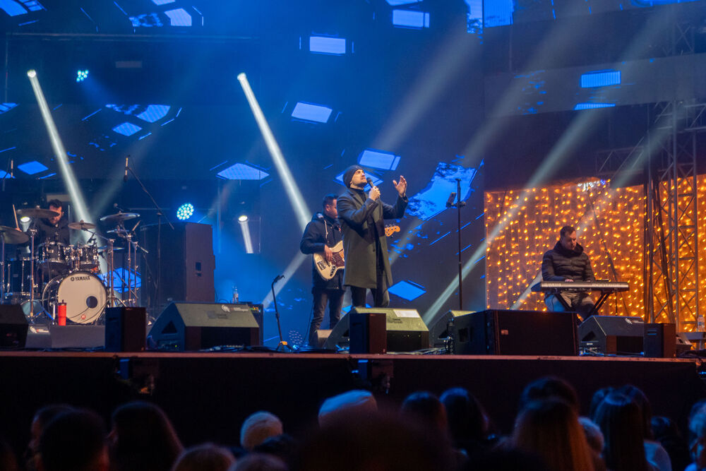 <p>Uz gromoglasne ovacije i horsko pjevanje, Rajović je napravio pravi opšti haos izvodeći svoje najveće hitove &ndash; "Usne boje vina", "Provokacija" i "Pomozite mi drugovi"</p>  <p>Trg Starog grada bio je ispunjen do posljednjeg mjesta, a emocija koja se širila među publikom učinila je da Budva te večeri diše kao jedno</p>