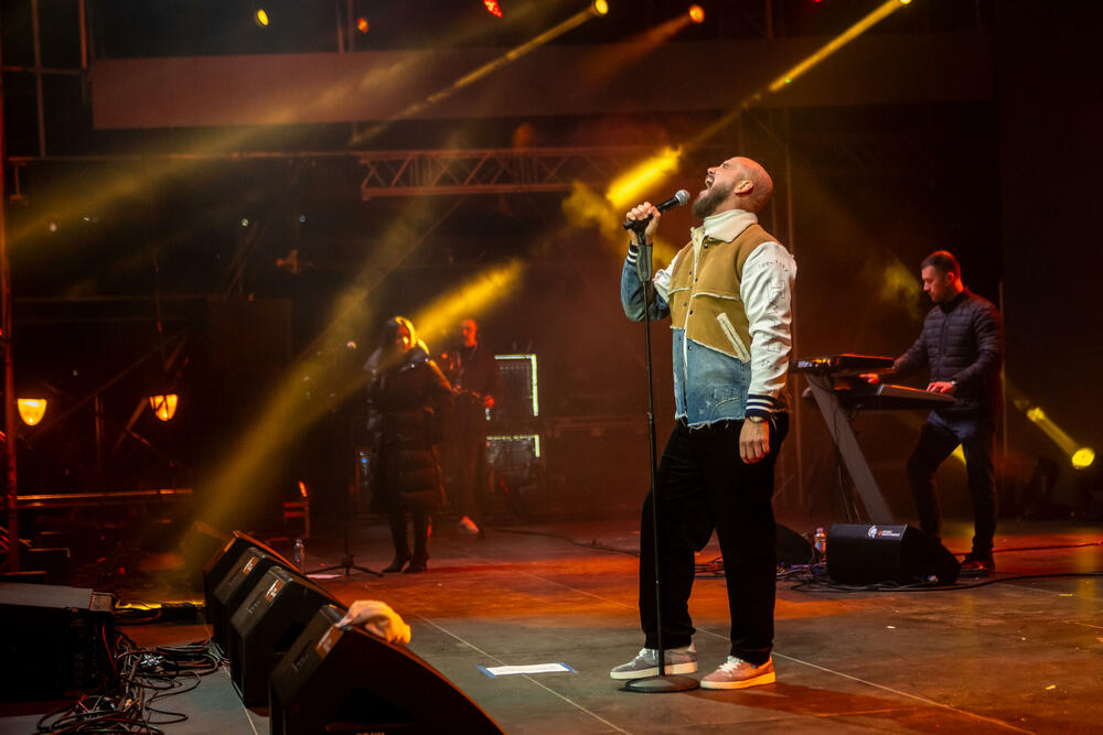 <p>Uz gromoglasne ovacije i horsko pjevanje, Rajović je napravio pravi opšti haos izvodeći svoje najveće hitove &ndash; "Usne boje vina", "Provokacija" i "Pomozite mi drugovi"</p>  <p>Trg Starog grada bio je ispunjen do posljednjeg mjesta, a emocija koja se širila među publikom učinila je da Budva te večeri diše kao jedno</p>