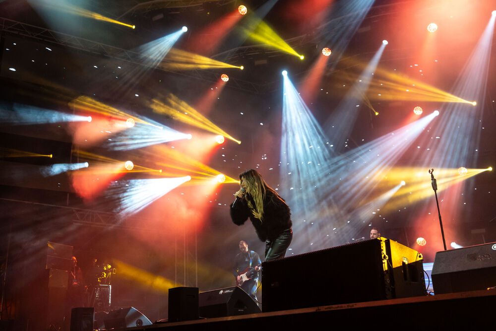 <p>Uz gromoglasne ovacije i horsko pjevanje, Rajović je napravio pravi opšti haos izvodeći svoje najveće hitove &ndash; "Usne boje vina", "Provokacija" i "Pomozite mi drugovi"</p>  <p>Trg Starog grada bio je ispunjen do posljednjeg mjesta, a emocija koja se širila među publikom učinila je da Budva te večeri diše kao jedno</p>