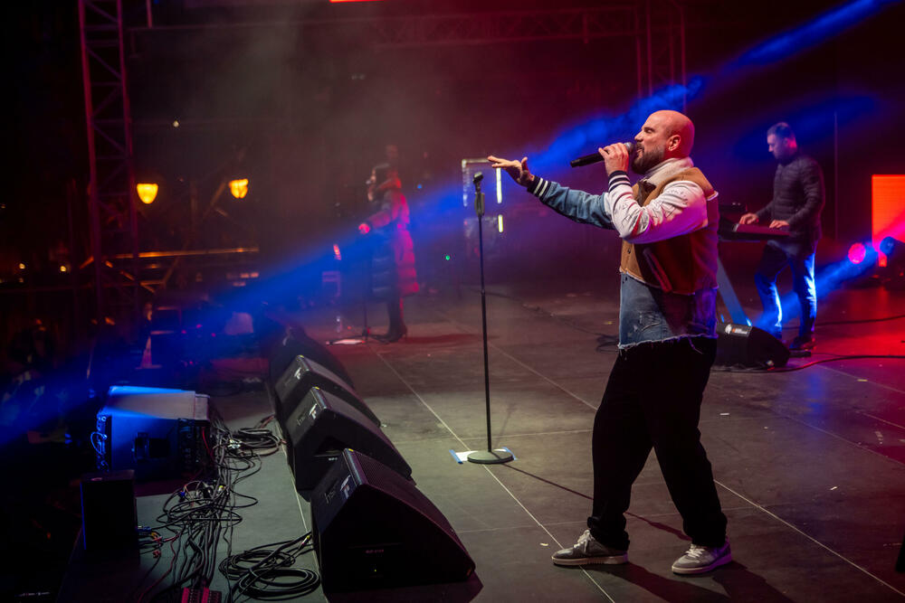 <p>Uz gromoglasne ovacije i horsko pjevanje, Rajović je napravio pravi opšti haos izvodeći svoje najveće hitove &ndash; "Usne boje vina", "Provokacija" i "Pomozite mi drugovi"</p>  <p>Trg Starog grada bio je ispunjen do posljednjeg mjesta, a emocija koja se širila među publikom učinila je da Budva te večeri diše kao jedno</p>