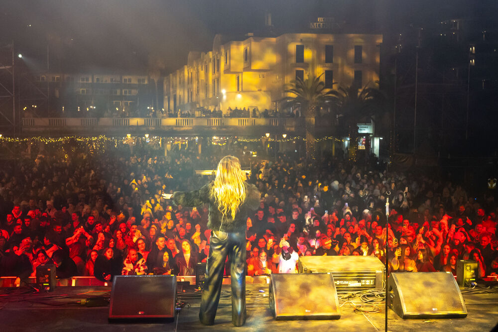 <p>Uz gromoglasne ovacije i horsko pjevanje, Rajović je napravio pravi opšti haos izvodeći svoje najveće hitove &ndash; "Usne boje vina", "Provokacija" i "Pomozite mi drugovi"</p>  <p>Trg Starog grada bio je ispunjen do posljednjeg mjesta, a emocija koja se širila među publikom učinila je da Budva te večeri diše kao jedno</p>