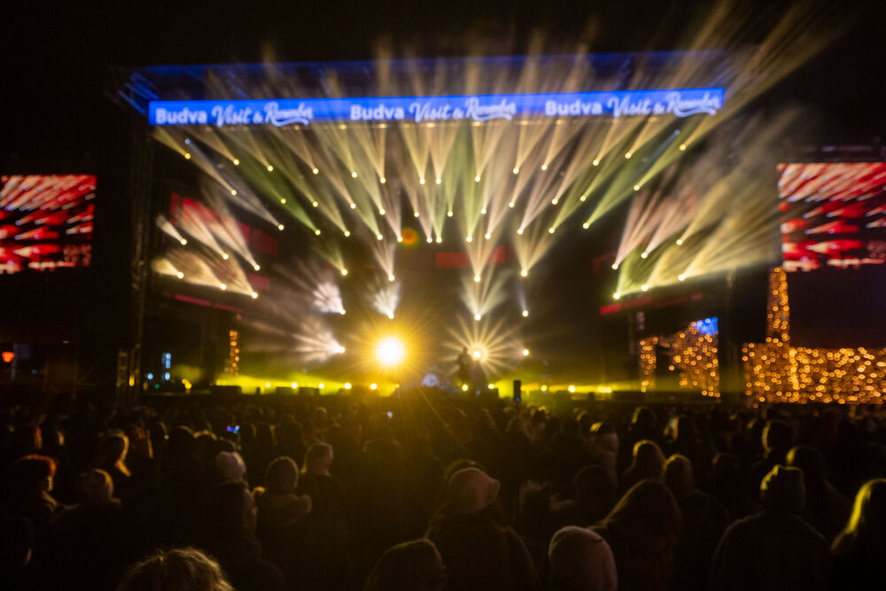 <p>Uz gromoglasne ovacije i horsko pjevanje, Rajović je napravio pravi opšti haos izvodeći svoje najveće hitove &ndash; "Usne boje vina", "Provokacija" i "Pomozite mi drugovi"</p>  <p>Trg Starog grada bio je ispunjen do posljednjeg mjesta, a emocija koja se širila među publikom učinila je da Budva te večeri diše kao jedno</p>