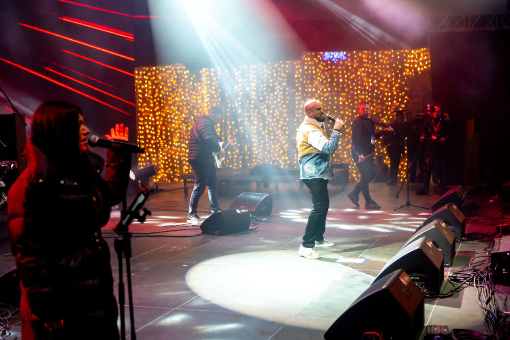 <p>Uz gromoglasne ovacije i horsko pjevanje, Rajović je napravio pravi opšti haos izvodeći svoje najveće hitove &ndash; "Usne boje vina", "Provokacija" i "Pomozite mi drugovi"</p>  <p>Trg Starog grada bio je ispunjen do posljednjeg mjesta, a emocija koja se širila među publikom učinila je da Budva te večeri diše kao jedno</p>