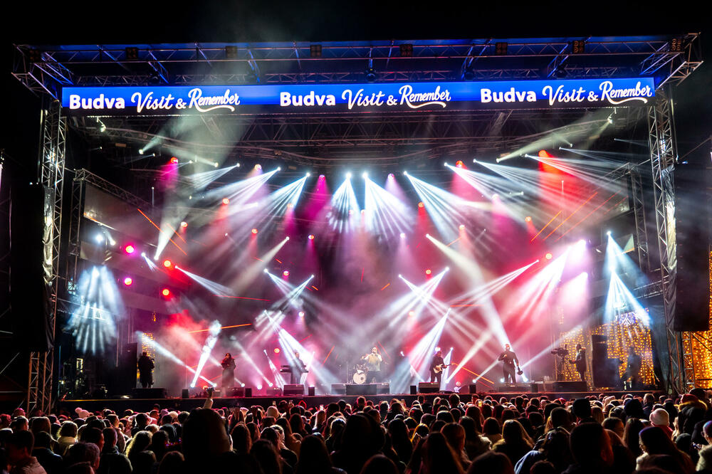 <p>Uz gromoglasne ovacije i horsko pjevanje, Rajović je napravio pravi opšti haos izvodeći svoje najveće hitove &ndash; "Usne boje vina", "Provokacija" i "Pomozite mi drugovi"</p>  <p>Trg Starog grada bio je ispunjen do posljednjeg mjesta, a emocija koja se širila među publikom učinila je da Budva te večeri diše kao jedno</p>