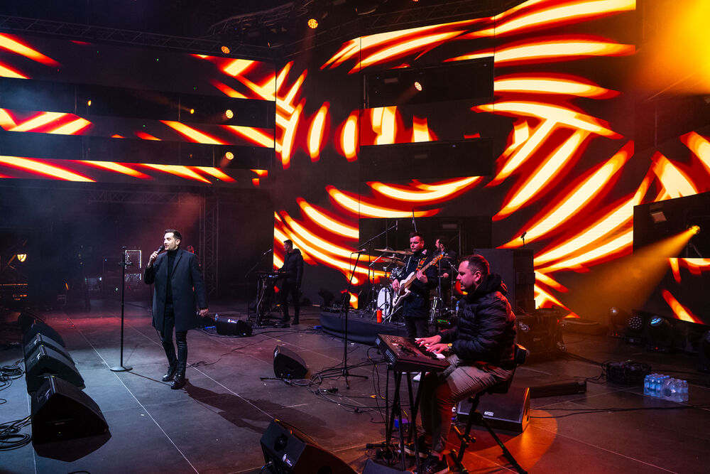 <p>Uz gromoglasne ovacije i horsko pjevanje, Rajović je napravio pravi opšti haos izvodeći svoje najveće hitove &ndash; "Usne boje vina", "Provokacija" i "Pomozite mi drugovi"</p>  <p>Trg Starog grada bio je ispunjen do posljednjeg mjesta, a emocija koja se širila među publikom učinila je da Budva te večeri diše kao jedno</p>