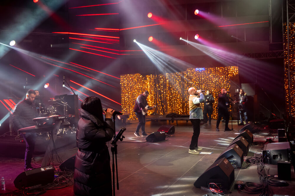 <p>Uz gromoglasne ovacije i horsko pjevanje, Rajović je napravio pravi opšti haos izvodeći svoje najveće hitove &ndash; "Usne boje vina", "Provokacija" i "Pomozite mi drugovi"</p>  <p>Trg Starog grada bio je ispunjen do posljednjeg mjesta, a emocija koja se širila među publikom učinila je da Budva te večeri diše kao jedno</p>