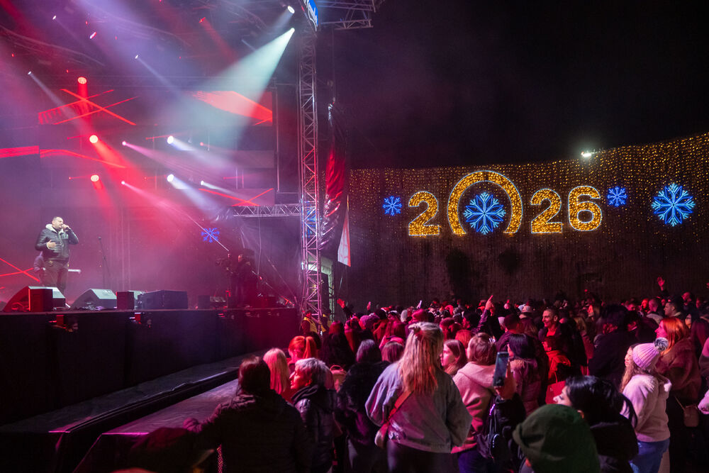 <p>Uz gromoglasne ovacije i horsko pjevanje, Rajović je napravio pravi opšti haos izvodeći svoje najveće hitove &ndash; "Usne boje vina", "Provokacija" i "Pomozite mi drugovi"</p>  <p>Trg Starog grada bio je ispunjen do posljednjeg mjesta, a emocija koja se širila među publikom učinila je da Budva te večeri diše kao jedno</p>