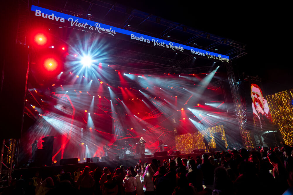 <p>Uz gromoglasne ovacije i horsko pjevanje, Rajović je napravio pravi opšti haos izvodeći svoje najveće hitove &ndash; "Usne boje vina", "Provokacija" i "Pomozite mi drugovi"</p>  <p>Trg Starog grada bio je ispunjen do posljednjeg mjesta, a emocija koja se širila među publikom učinila je da Budva te večeri diše kao jedno</p>