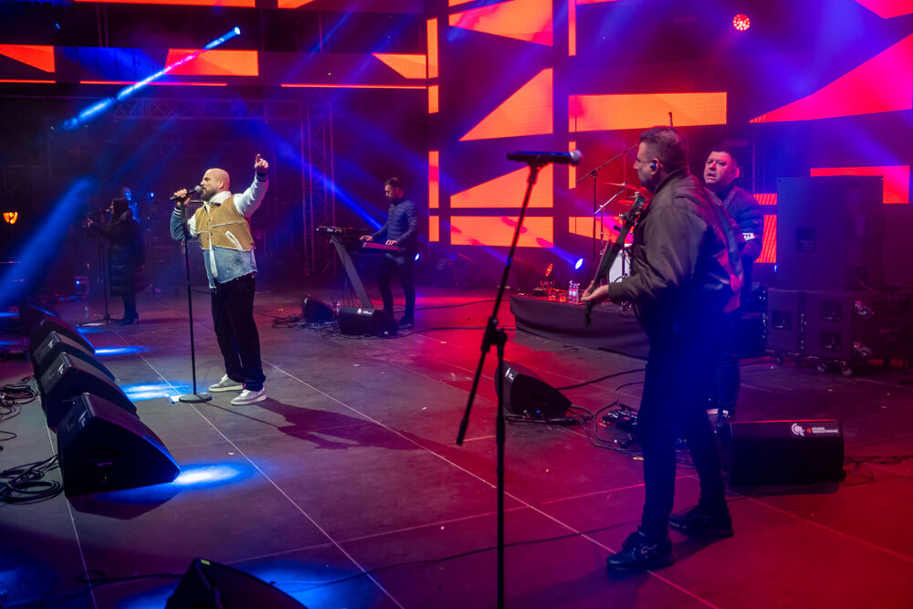 <p>Uz gromoglasne ovacije i horsko pjevanje, Rajović je napravio pravi opšti haos izvodeći svoje najveće hitove &ndash; "Usne boje vina", "Provokacija" i "Pomozite mi drugovi"</p>  <p>Trg Starog grada bio je ispunjen do posljednjeg mjesta, a emocija koja se širila među publikom učinila je da Budva te večeri diše kao jedno</p>