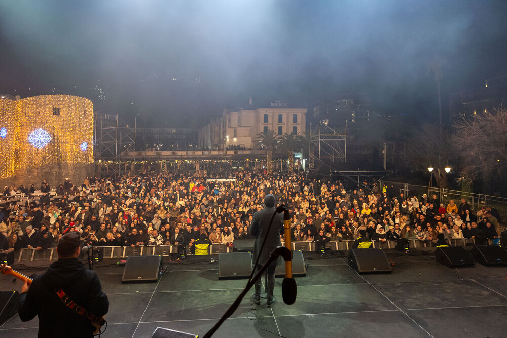 <p>Uz gromoglasne ovacije i horsko pjevanje, Rajović je napravio pravi opšti haos izvodeći svoje najveće hitove &ndash; "Usne boje vina", "Provokacija" i "Pomozite mi drugovi"</p>  <p>Trg Starog grada bio je ispunjen do posljednjeg mjesta, a emocija koja se širila među publikom učinila je da Budva te večeri diše kao jedno</p>