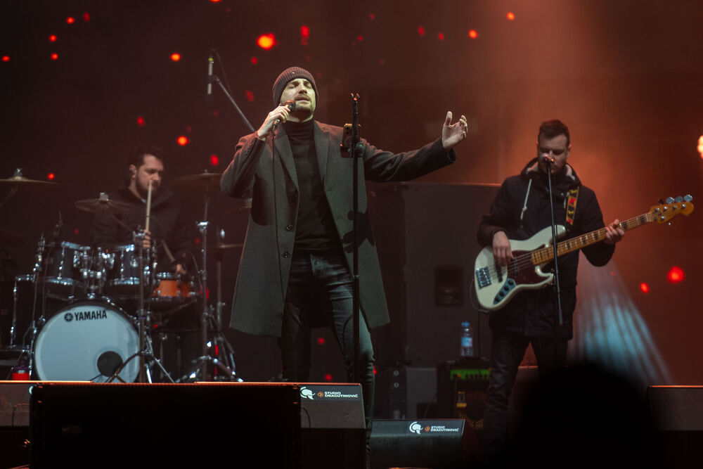 <p>Uz gromoglasne ovacije i horsko pjevanje, Rajović je napravio pravi opšti haos izvodeći svoje najveće hitove &ndash; "Usne boje vina", "Provokacija" i "Pomozite mi drugovi"</p>  <p>Trg Starog grada bio je ispunjen do posljednjeg mjesta, a emocija koja se širila među publikom učinila je da Budva te večeri diše kao jedno</p>