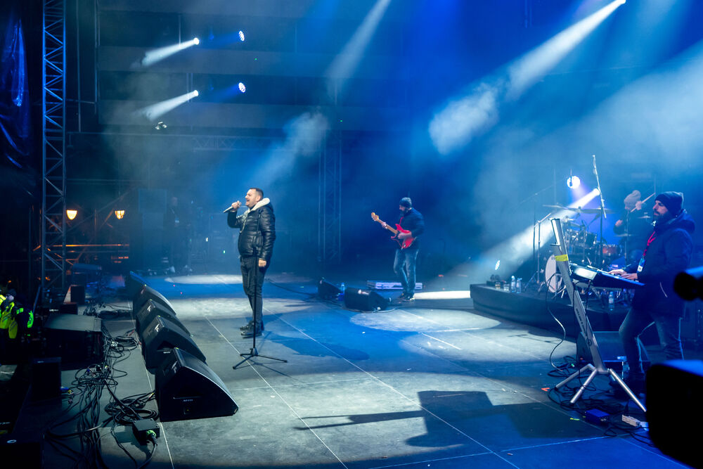 <p>Uz gromoglasne ovacije i horsko pjevanje, Rajović je napravio pravi opšti haos izvodeći svoje najveće hitove &ndash; "Usne boje vina", "Provokacija" i "Pomozite mi drugovi"</p>  <p>Trg Starog grada bio je ispunjen do posljednjeg mjesta, a emocija koja se širila među publikom učinila je da Budva te večeri diše kao jedno</p>