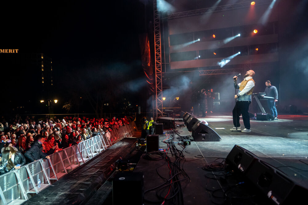 <p>Uz gromoglasne ovacije i horsko pjevanje, Rajović je napravio pravi opšti haos izvodeći svoje najveće hitove &ndash; "Usne boje vina", "Provokacija" i "Pomozite mi drugovi"</p>  <p>Trg Starog grada bio je ispunjen do posljednjeg mjesta, a emocija koja se širila među publikom učinila je da Budva te večeri diše kao jedno</p>