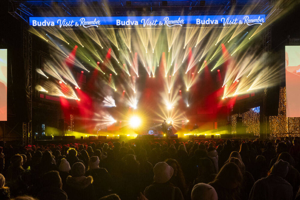 <p>Uz gromoglasne ovacije i horsko pjevanje, Rajović je napravio pravi opšti haos izvodeći svoje najveće hitove &ndash; "Usne boje vina", "Provokacija" i "Pomozite mi drugovi"</p>  <p>Trg Starog grada bio je ispunjen do posljednjeg mjesta, a emocija koja se širila među publikom učinila je da Budva te večeri diše kao jedno</p>