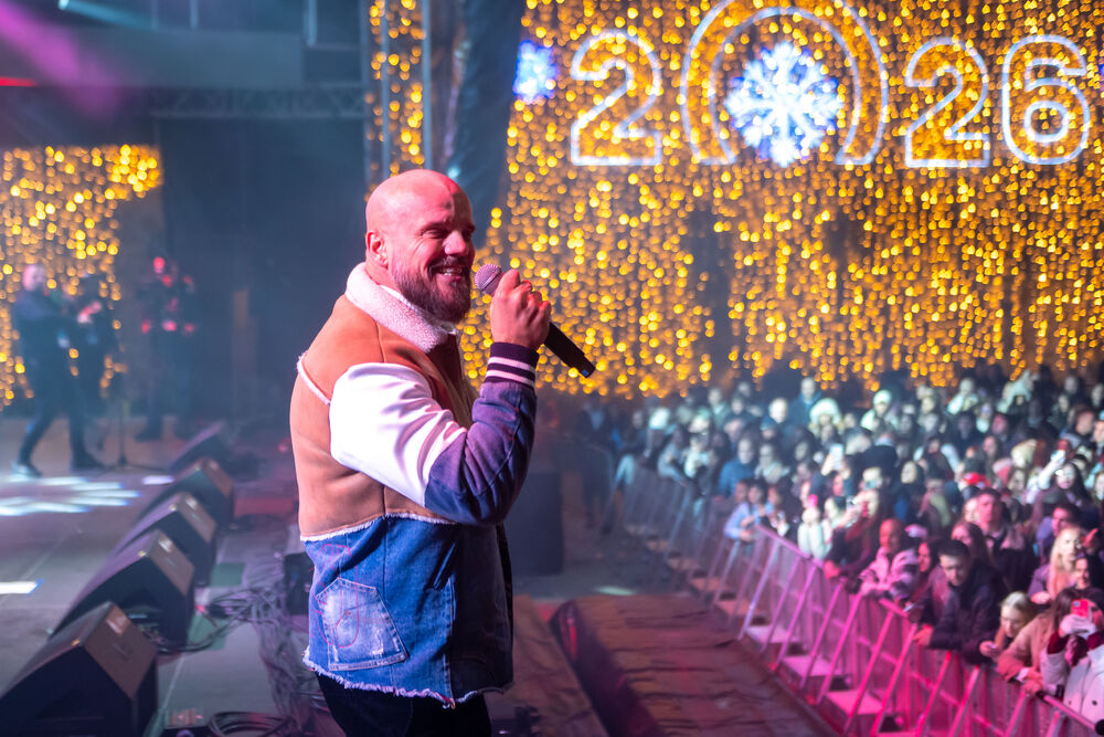 <p>Uz gromoglasne ovacije i horsko pjevanje, Rajović je napravio pravi opšti haos izvodeći svoje najveće hitove &ndash; "Usne boje vina", "Provokacija" i "Pomozite mi drugovi"</p>  <p>Trg Starog grada bio je ispunjen do posljednjeg mjesta, a emocija koja se širila među publikom učinila je da Budva te večeri diše kao jedno</p>