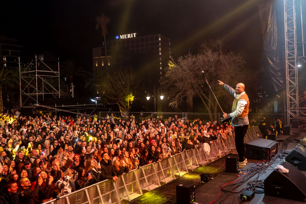 <p>Uz gromoglasne ovacije i horsko pjevanje, Rajović je napravio pravi opšti haos izvodeći svoje najveće hitove &ndash; "Usne boje vina", "Provokacija" i "Pomozite mi drugovi"</p>  <p>Trg Starog grada bio je ispunjen do posljednjeg mjesta, a emocija koja se širila među publikom učinila je da Budva te večeri diše kao jedno</p>