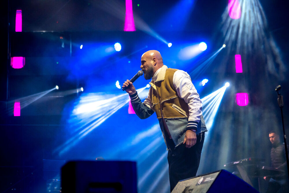 <p>Uz gromoglasne ovacije i horsko pjevanje, Rajović je napravio pravi opšti haos izvodeći svoje najveće hitove &ndash; "Usne boje vina", "Provokacija" i "Pomozite mi drugovi"</p>  <p>Trg Starog grada bio je ispunjen do posljednjeg mjesta, a emocija koja se širila među publikom učinila je da Budva te večeri diše kao jedno</p>