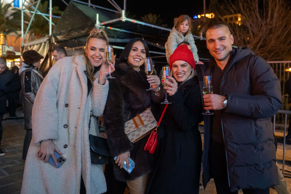 <p>Uz gromoglasne ovacije i horsko pjevanje, Rajović je napravio pravi opšti haos izvodeći svoje najveće hitove &ndash; "Usne boje vina", "Provokacija" i "Pomozite mi drugovi"</p>  <p>Trg Starog grada bio je ispunjen do posljednjeg mjesta, a emocija koja se širila među publikom učinila je da Budva te večeri diše kao jedno</p>