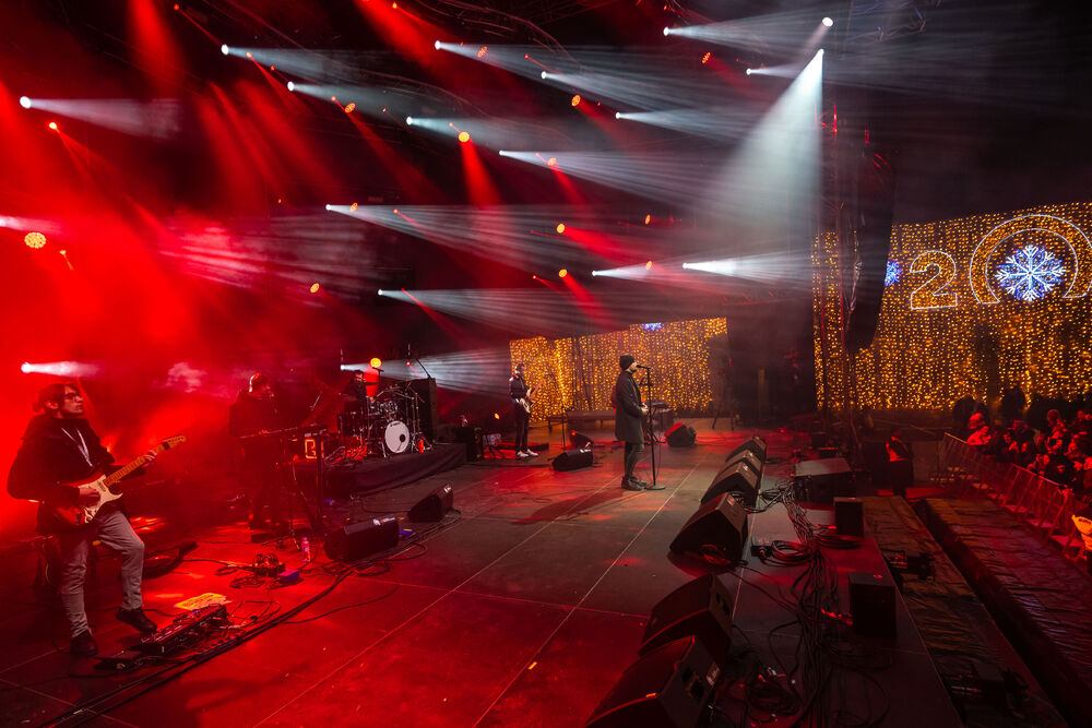 <p>Uz gromoglasne ovacije i horsko pjevanje, Rajović je napravio pravi opšti haos izvodeći svoje najveće hitove &ndash; "Usne boje vina", "Provokacija" i "Pomozite mi drugovi"</p>  <p>Trg Starog grada bio je ispunjen do posljednjeg mjesta, a emocija koja se širila među publikom učinila je da Budva te večeri diše kao jedno</p>