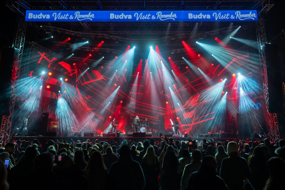 <p>Uz gromoglasne ovacije i horsko pjevanje, Rajović je napravio pravi opšti haos izvodeći svoje najveće hitove &ndash; "Usne boje vina", "Provokacija" i "Pomozite mi drugovi"</p>  <p>Trg Starog grada bio je ispunjen do posljednjeg mjesta, a emocija koja se širila među publikom učinila je da Budva te večeri diše kao jedno</p>