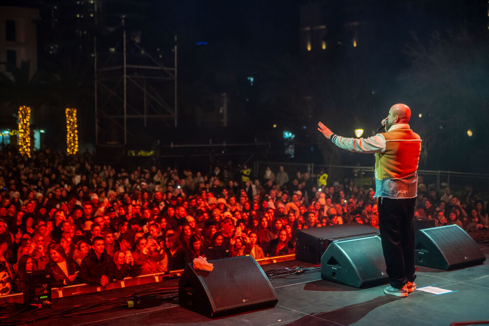 <p>Uz gromoglasne ovacije i horsko pjevanje, Rajović je napravio pravi opšti haos izvodeći svoje najveće hitove &ndash; "Usne boje vina", "Provokacija" i "Pomozite mi drugovi"</p>  <p>Trg Starog grada bio je ispunjen do posljednjeg mjesta, a emocija koja se širila među publikom učinila je da Budva te večeri diše kao jedno</p>