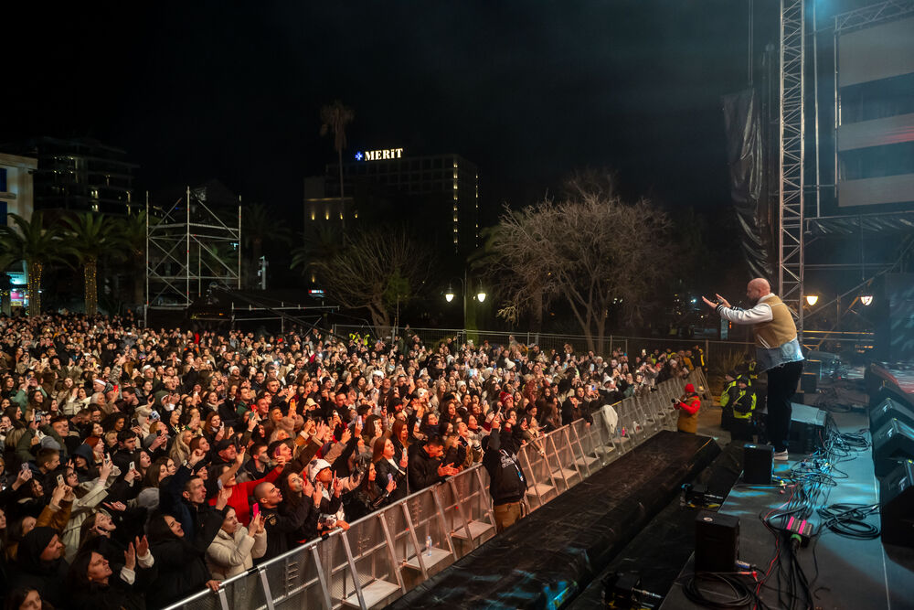 <p>Uz gromoglasne ovacije i horsko pjevanje, Rajović je napravio pravi opšti haos izvodeći svoje najveće hitove &ndash; "Usne boje vina", "Provokacija" i "Pomozite mi drugovi"</p>  <p>Trg Starog grada bio je ispunjen do posljednjeg mjesta, a emocija koja se širila među publikom učinila je da Budva te večeri diše kao jedno</p>